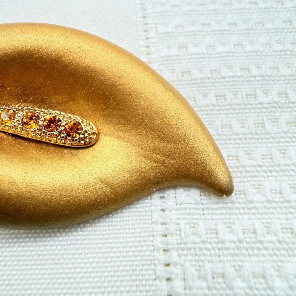 Vintage Floral Peace Lily Orange Rhinestone Center Matte Gold Tone Pin Brooch